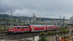 111 078 schiebt einen RE aus Tübingen in den Stuttgarter Hbf hinein.