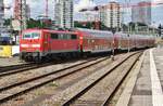 111 174-9 schiebt am 29.05.2019 den RE19072 nach Lauda aus dem Stuttgarter Hauptbahnhof.