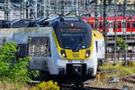 Der Elektrotriebzug 3442-201 Mitte September 2019 bei der Abfahrt vom Hauptbahnhof in Stuttgart.