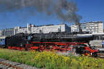 Ein Besucher des Stuttgarter Hauptbahnhofes nutzte Mitte September 2019 die Chance für ein Handyvideo der Dampflokomotive 01 202.