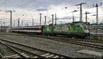 1016 023-4 (Siemens ES64U2), mit Werbung für ÖBB Green Points, erreicht den Endbahnhof Stuttgart Hbf auf Gleis 4.