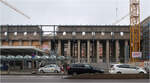 Ausgebeint - 

Der Bonatzbau des Stuttgarter Hauptbahnhofes. Das bedeutsame Gebäude wird im Innern völlig umgekrempelt. 
Oben links erkennt man die Lücke wo Teile der Fassade herunterfielen. Vermutlich deswegen wurde die Stahlkonstruktion zur Sicherung notwendig. 
Fassade am Arnulf-Klett-Platz. 

18.01.2023 (M)