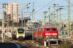 442 807 erreicht am 22.02.2023 den Stuttgarter Hbf, wo 218 831+838 für Abschleppdienste bereit steht.