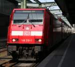 146 219-1 fhrt im Stuttgarter Hbf ein, wo sie die Sonne aber nur teilweise genieen kann, 18.04.10