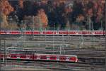 Verkehrsrot -     S-Bahn- und und Regionalzug im Vorfeld des Stuttgarter Hauptbahnhofes.