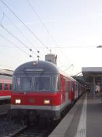 Ein Karlsruher Kopf mit 4facher Tür zum Gepäckabteil wartet als IRE nach Tübingen auf die Abfahrt.