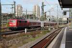 Am 23.10.2014 rückte die 111 043-6 zusammen mit einem n-Wagen Zug aus dem BW Rosenstein in den Stuttgarter Hauptbahnhof ein.