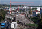 Weit fortgeschritten ...

... sind die Bauarbeiten für Stuttgart 21 am Feuerbacher Bahnhof. Die Tunnelrampe wurde ausgehoben, nachdem die Gleise der Fern- und Regionalbahn auseinander gezogen waren. Inzwischen werden die Wände der Rampe gegossen. 
Zukünftig werden die Fern- und Regionalbahnen über diese Rampe im Untergrund verschwinden und nach 2,5 km Tunnelfahrt den neuen Stuttgarter Hauptbahnhof erreichen. Die beiden Gleise rechts und links neben der Rampe werden dann für den Personenverkehr zunächst mal nicht mehr benötigt. Wird aber als alternative Strecke zum Hauptbahnhof die P-Option gebaut wird über diese Gleise ein weiterer Tunnel angeschlossen, der in die Cannstatter Zuführung mündet. 
Des weiteren wird wegen des geplanten Deutschlandtaktes an einen weiteren sehr langen Tunnel gedacht, von der Schnellfahrstrecke aus Mannheim etwa von Möglingen direkt zum Hauptbahnhof.

14.09.2020 (M)