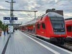 Doppelstockzug gebildet aus drei Wagen und einer Lok der BR 146 als Ersatzzug für die S-Bahn Stuttgart am neuen Bahnsteig in Stuttgart-Vaihingen zur Fahrt nach Stuttgart Hbf über die