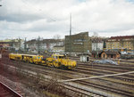 SSP 110 SW und dahinter eine Stopfmaschiene von Plasser & Theurer, am 29.3.2016 in Stuttgart.