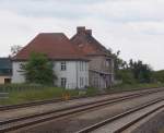 Das Bahnhofsgebäude von Tantow (Strecke Angermünde-Szczecin)am 31.Mai 2015.