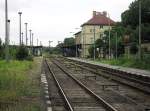 Die letzten zwei Bahnsteiggleise des Bahnhofs Templin im Sommer 2009, mit Blick in Richtung Lwenberg (Mark).