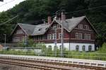 Das schne Empfangsgebude des Bahnhofs Tharant am 15.06.09.