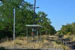 Blick auf die traurigen Überreste des ehemaligen Haltepunktes Trebbichau. Einst war Trebbichau ein Bahnhof mit mehreren Gütergleisen. Nachdem der Güterverkehr hier wegbrach blieb hier nur noch das Gleis vom Hausbahnsteig, man erkennt jedoch noch die alten Weichen. Seit Dezember 2007 ist der Nahverkehr nach Aken eingestellt und es gibt nur noch sporadischen Güterverkehr zum Akener Hafen.

Trebbichau 30.07.2018