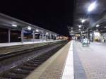 Der Hauptbahnhof Trier bei Nacht, hier fotographiert vom Bahnsteig 11 Nord aus Rtg.