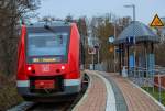 Lint 41 steht abfahrbereit am Bahnsteig des Haltepunktes Ueckermünde Stadthafen und betrachtet sein Spiegelbild. - 20.12.2015