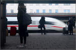 Tiefe Position -     Durch die Tieflage der unteren Fahrgastebene im Doppelstockwagen ergibt sich eine besondere Perspektive auf den Bahnsteig.