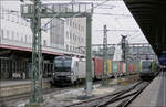 Ulm Hauptbahnhof -     Durchfahrt eines Containerzuges auf Gleis 1.