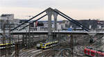 An einem Tag mit Fernsicht - 

... geht der Blick über das Gleisvorfeld des Ulmer Hauptbahnhofes mit der markanten Ludwig-Erhard-Brücke darüber und ganz in der Ferne zeigen sich Alpen.

21.02.2024 (M)