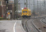 Der Oberleitungsrevisionstriebwagen 708 315-7 musste in Völklingen den SÜWEX vorbei lassen und wartete in Höhe des Stellwerks.