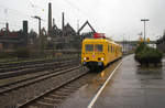 Trotz ISO 1600 - Der Oberleitungsrevisionstriebwagen 708 315-7 musste in Völklingen den SÜWEX vorbei lassen und rollt nun bis zum Ausfahrsignal auf Gleis 3 durch den Völklinger Bahnhof.