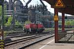 294 651-5 am 12.04.2017 vor der Kulisse der alten Völklinger Hütte, als sie im Bahnhof mit Rangierarbeiten beschäftigt war.