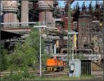 Kleine Lok vor großer Hütte -     Rangierfahrten einer kleinen Diesellok beim Bahnhof Völklingen.