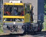 Ein Robel GKW 315 der DB Bahnbaugruppe bei der Durchfahrt am Hauptbahnhof Wanne-Eickel.