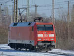 Die Elektrolokomotive 152 147-5 bewegt sich in Richtung Abstellgruppe am Hauptbahnhof Wanne-Eickel, so gesehen im Februar 2021.