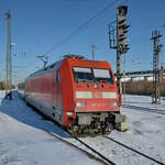 101 133-7 zieht im Februar 2021 einen IC1-Zug durch das Bahnhofsareal in Wanne-Eickel.