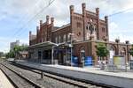 WARBURG (Kreis Höxter), 26.07.2020, Blick auf das Bahnhofsgebäude