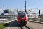 442 355-4 macht sich am 24.04.2021 als S2 (S 33423) nach Rostock Hauptbahnhof in Warnemünde auf den Weg. 