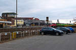 Blick auf den Bahnhof Weiden mit Stellwerk von einem angrenzenden Parkplatz aus 14.01.2018