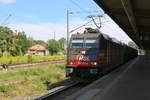 185 600-4 der HSL Logistik GmbH als Kesselzug durchfährt den Bahnhof Weißenfels auf der Bahnstrecke Halle–Bebra (KBS 580) Richtung Erfurt.