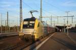 ES 64 U2 018 erreicht am 29.09.2011 den  Kultur Bahnhof Weimar  als Schublok einer Regionalbahn nach Halle.