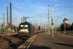 ES 64 U2 005 verlsst am 29.09.2011 den  Kultur Bahnhof Weimar  als Schublok einer Regionalbahn nach Halle.