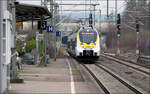 Einfahrt eines Talent II-Triebwagens - 

... 8442 126 als MEX 18 in den Bahnhof Wendlingen. Obwohl der Stuttgarter Hauptbahnhof noch ein Kopfbahnhof ist, wird die Linie nach Heilbronn bzw. Neckarsulm durchgebunden. 

Nach Fertigstellung von Stuttgart 21 wird hier der MEX 13 von Tübingen nach Aalen verkehren, da im neuen Stuttgarter Hauptbahnhof es sinnvoll ist die Strecken die auf den Außengleisen ankommen auf die durchzubinden, die den Bahnhof auch auf den Außengleisen verlassen, das heißt von der Zuführung Untertürkheim zur Zuführung Bad Cannstatt. Das gleiche gilt für die Innengleise vom Fildertunnel nach zur Zuführung Feuerbach. So werden Gleiskreuzungen im Vorfeld des Bahnhofes vermieden. Der Bau der P-Option von der Zuführung Bad Cannstatt nach Feuerbach wird da mehr Flexibilität ermöglichen.

21.02.2024 (M)