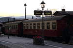 Diese kleine verträumte Bahnhofsidylle mit Brocken im Hintergrund, aufgenommen am Abend des 21.10.2018 nach Beendigung einer Sonderzugveranstaltung der IG HSB im Bahnhof Wernigerode, stellt nun