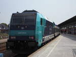 245 215-9 hat soeben einen RE aus Married-Pair Wagen in den Bahnhof Westland auf Sylt gezogen und wird in Kürze nach Hamburg Altona aufbrechen.