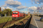 Mit den letzten Sonnenstrahlen erreicht 245 027 am Abend des 01.06.2022 Westerland(Sylt) mit einem SyltShuttle.