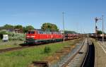 218 131-1 und eine weitere 218 erreichen am 23.05.2009 mit einem Autozug  den Bahnof von Westerland.