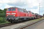 218 364-8 und eine weitere 218 vor dem Syltshuttle bei der Einfahrt in Westerland(Sylt) am 24.