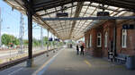 Blick auf den Bahnsteig 1/2 im Bahnhof Wismar, hier von der Mitte des Empfangsgebäudes.
Rechts wartet eine BR429 als RB17 nach Ludwigslust.

Wismar, der 28.05.2023 (Handyaufnahme)