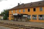 Das Bahnhofsgebäude am Bahnsteig 1 in Wittlich Hbf am 10.07.2012.