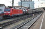 BR 185 115-3 zieht einen Gterzug durch den Bhf Wrzburg und wartet auf das grne Licht.