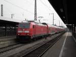 Am 26.03.2013 wartet 146 247 mit ihrem RE nach Frankfurt Hbf in Wrzburg auf die Abfahrt.