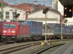 185 319-1 durchfhrt hier mit einem langen Gterzug den Hbf von Wrzburg am 23.08.2013.