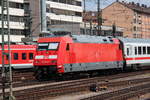 Am 03.06.2015 erreicht 101 034 mit einem IC den Würzburger Hauptbahnhof von Süden her und wird ihren IC anschließend in Richtung Frankfurt bringen.