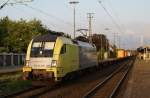 ES 64 U2-096 mit einem Containerzug bei bester Abendsonne,bei der Durchfahrt des Wunstorfer Bahnhofes in Richtung Bremen am 04.07.2009