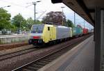 Durch den Bahnhof Wunstorf fhrt die 189 926 in Richtung Nienburg mit einem Containerzug am 22.7.2011.